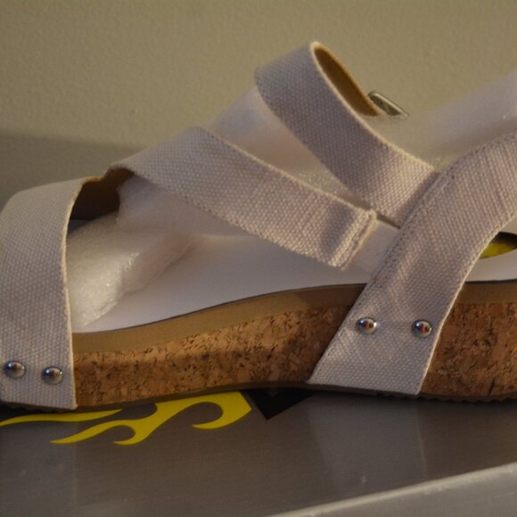 Volatile Biloxi Women’s Sandals SZ 10 Ivory Ankle Strap Cork Wedge Low Heel NIB - Picture 4 of 8